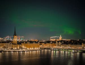 SESTO Stockholm aurora sky phenomenon in cityscale near ocean Micael Widell.jpg Photo